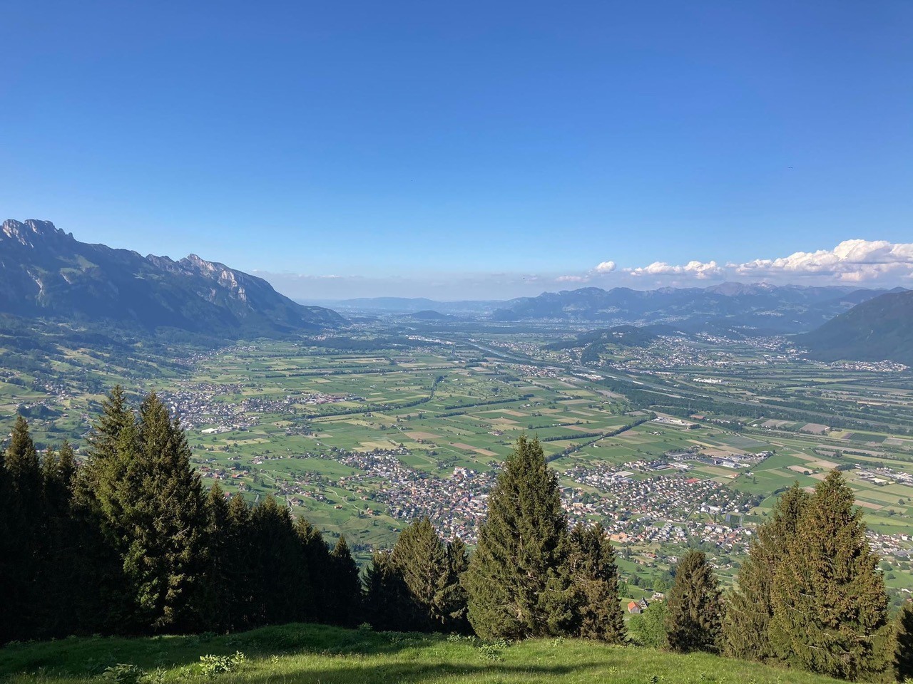 Der Blick zurück ins Tal entschädigt für die Strapazen.